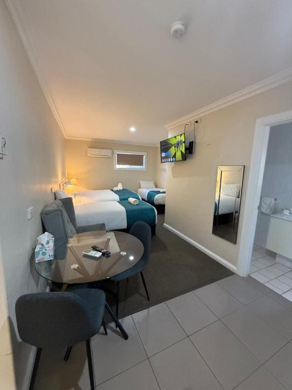 Small Family Room room - Image 1