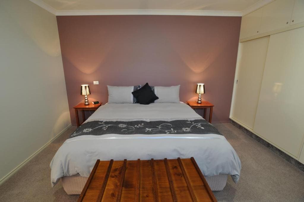 King Suite with Spa Bath room - Image 1