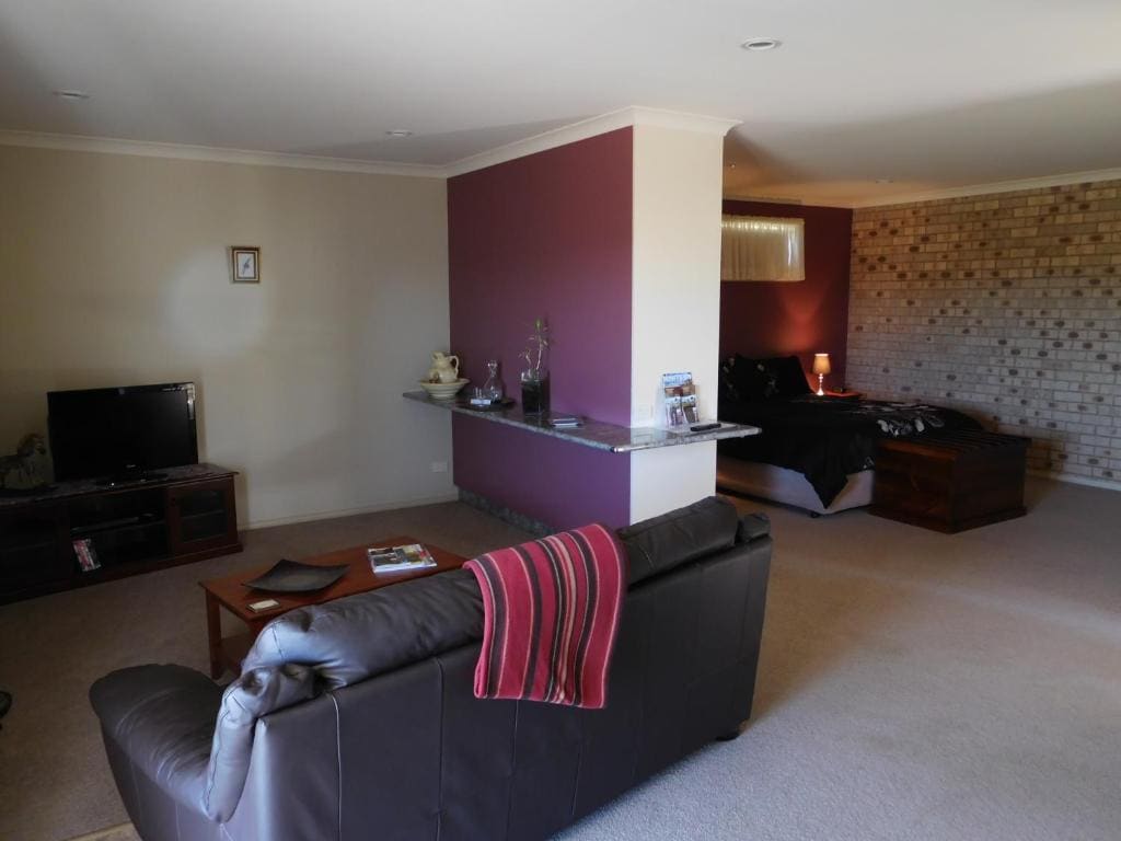 King Suite with Spa Bath room - Image 2