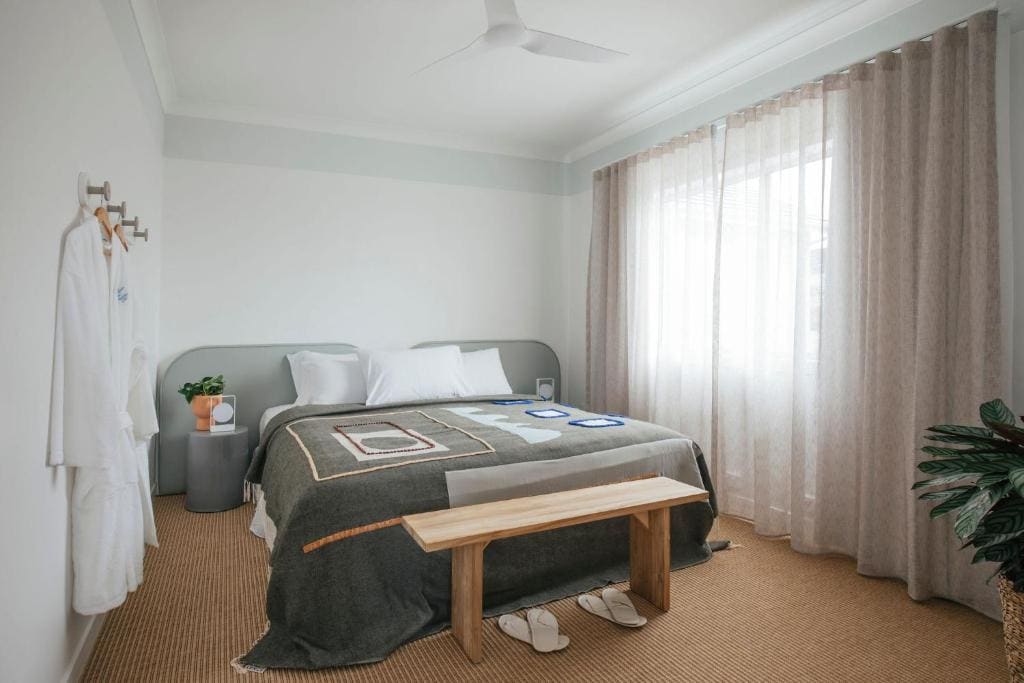 Oceanside Balcony Suite room - Image 2