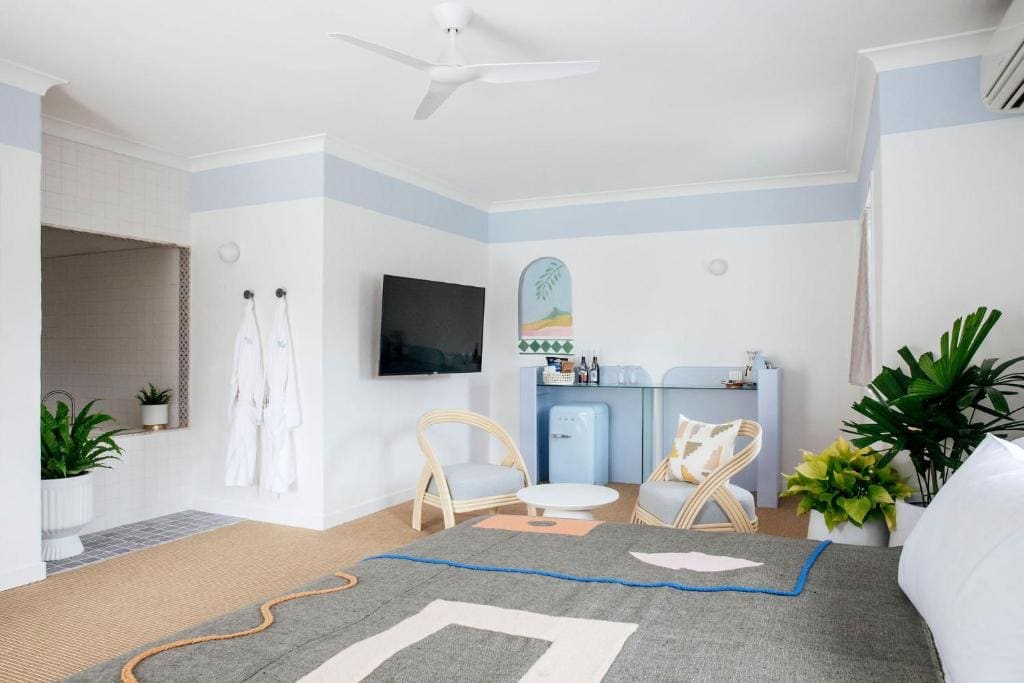 Molly's Spa Suite (bathtub) room - Image 3
