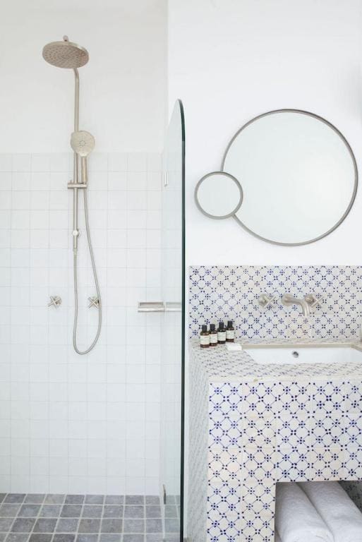 One-Bedroom Apartment room - Image 1