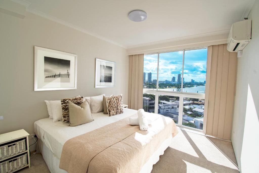 Deluxe Three-Bedroom Apartment room - Image 1