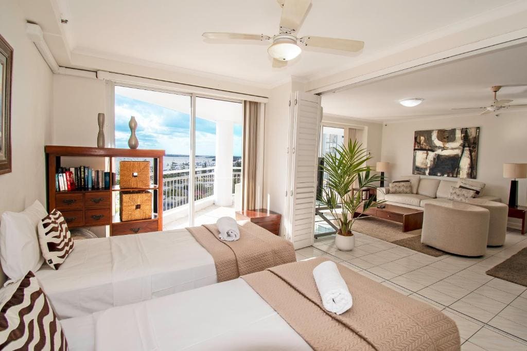 Deluxe Three-Bedroom Apartment room - Image 2