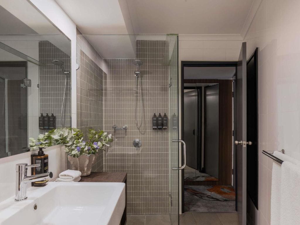 Deluxe Queen or King Room with Balcony - High Floor room - Image 2