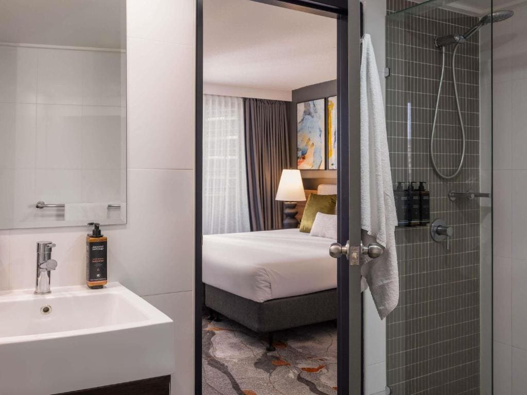 Junior King Suite with Balcony room - Image 2