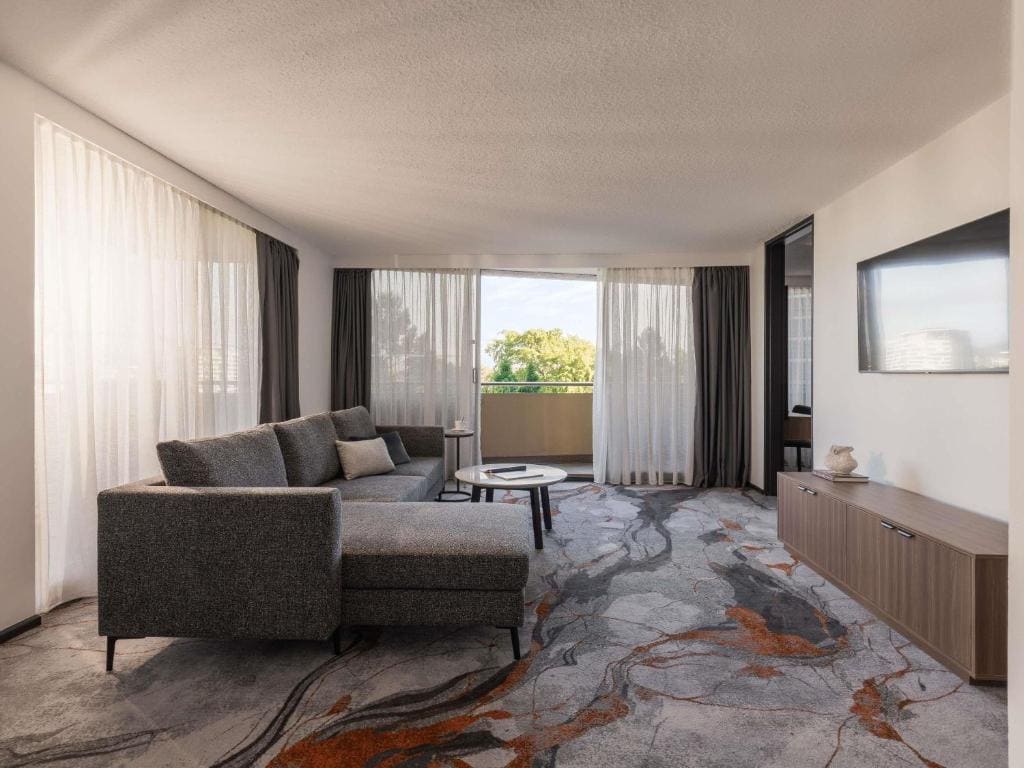 Family Queen Suite with Two Twin Beds and Balcony - View room - Image 2