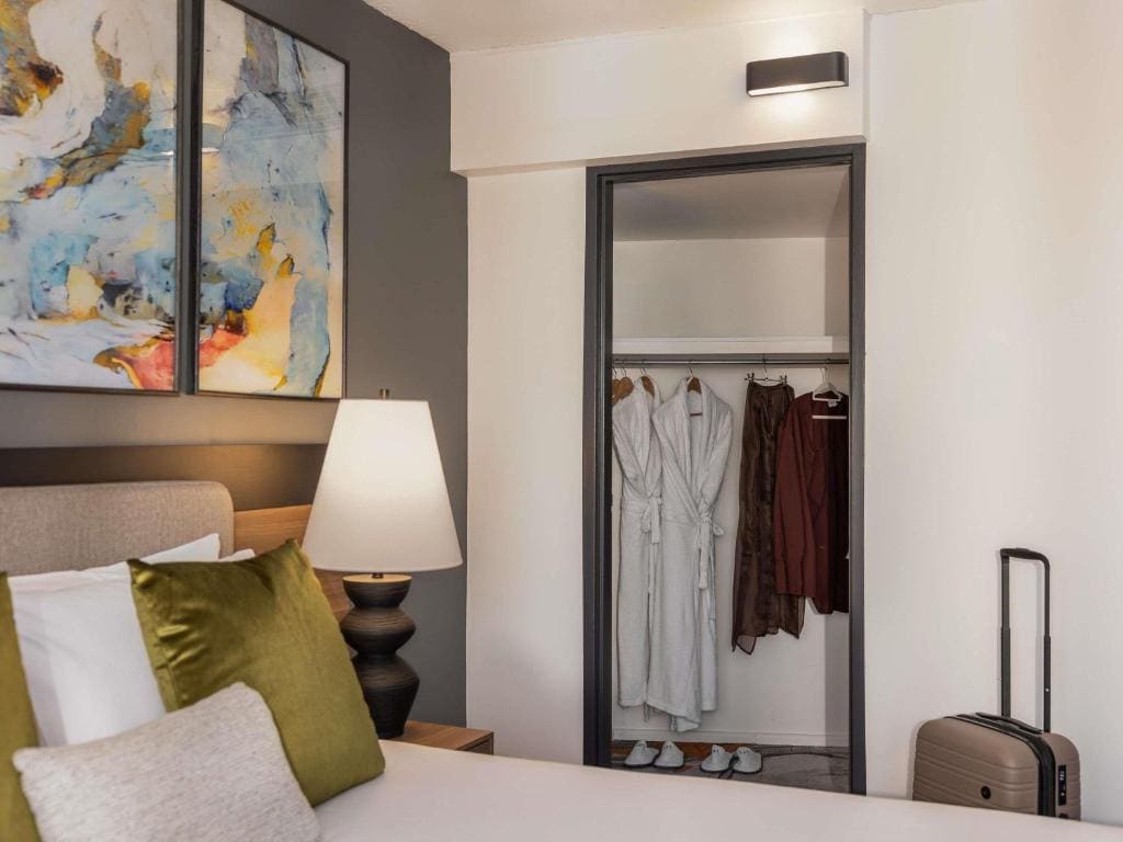Family Queen Suite with Two Twin Beds and Balcony - View room - Image 3