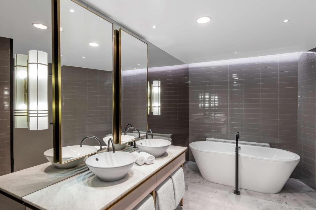 Paradox Executive Suite room - Image 1