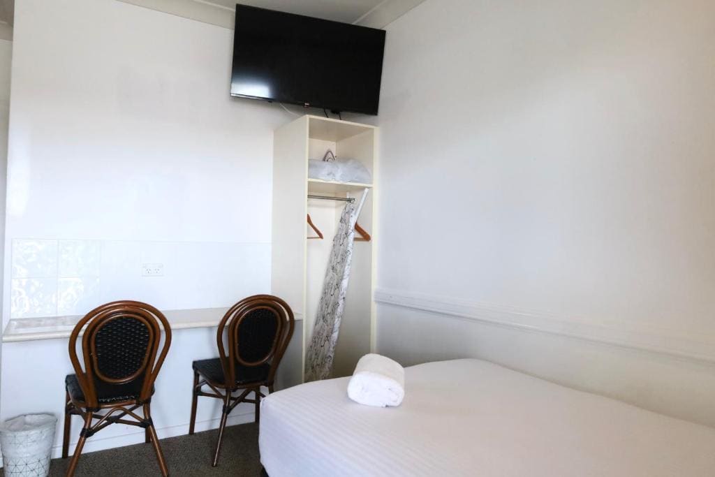 Twin Room with Private Bathroom room - Image 3