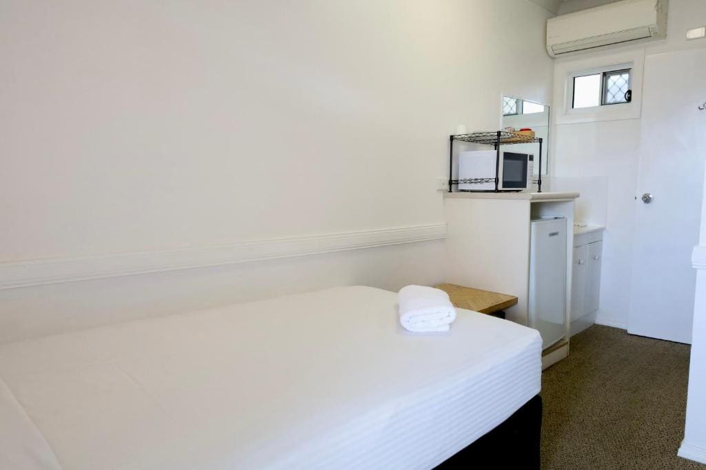 Single Room with Private Bathroom room - Image 1