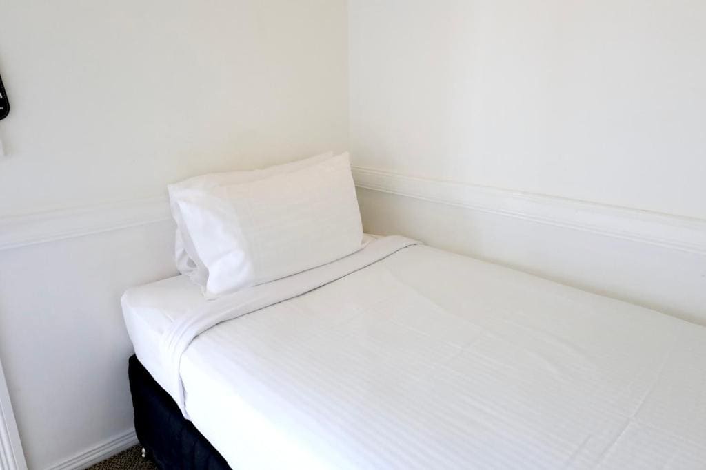 Single Room with Private Bathroom room - Image 2