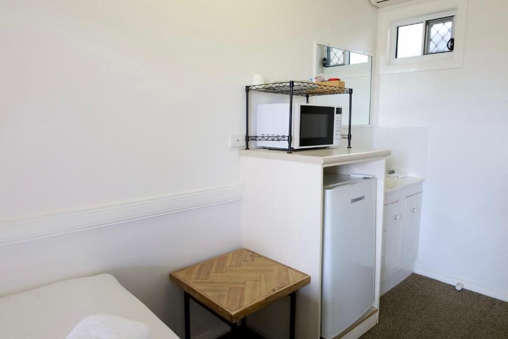 Single Room with Private Bathroom room - Image 3