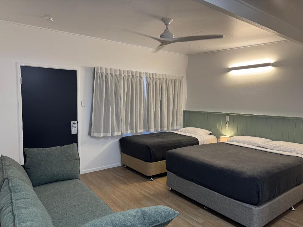 Deluxe Family Room room - Image 1