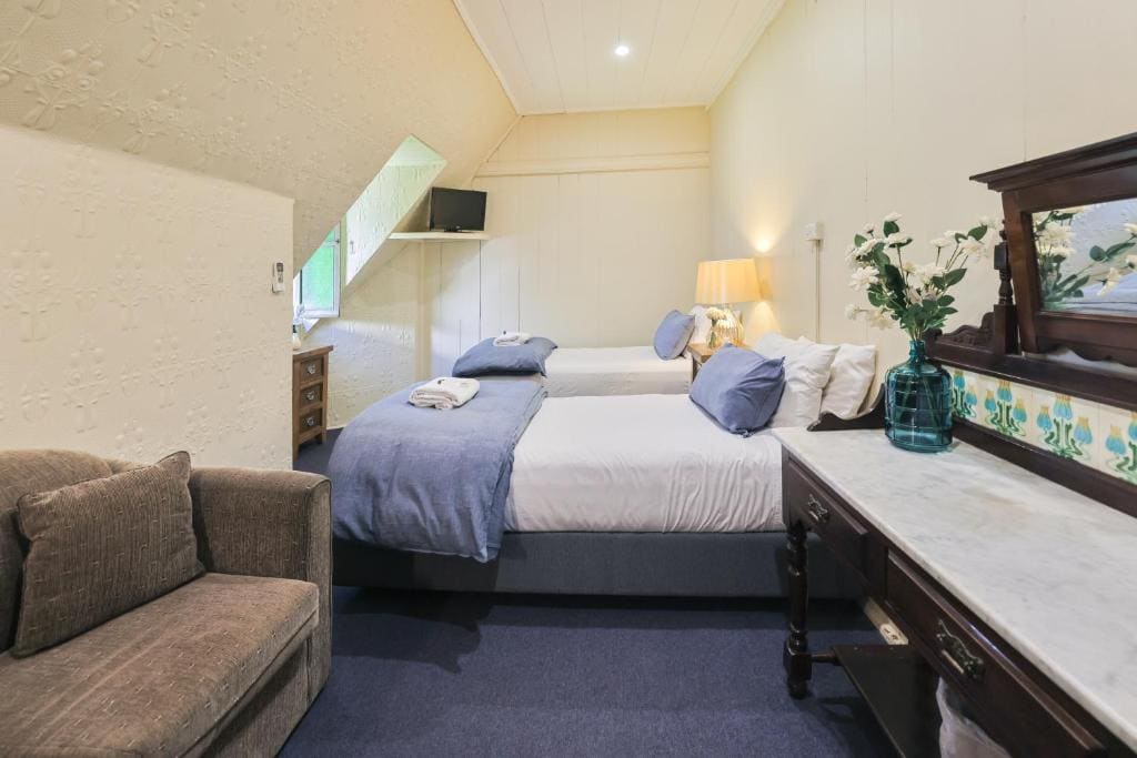 King or Twin Room with Shared Bathroom room - Image 1
