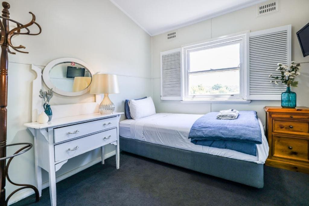 Single Room with Shared Bathroom room - Image 1