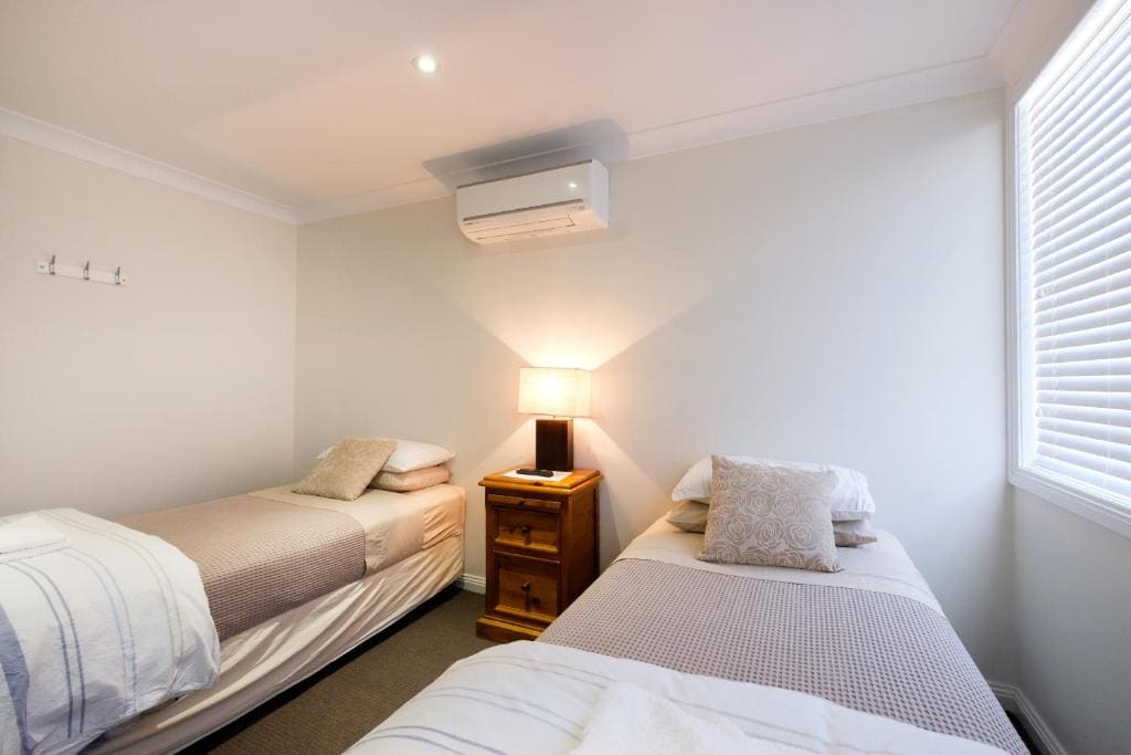 King or Twin Room with Shared Bathroom room - Image 3