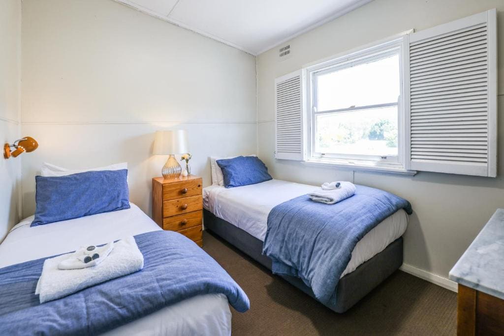 Twin Room with Shared Bathroom room - Image 2