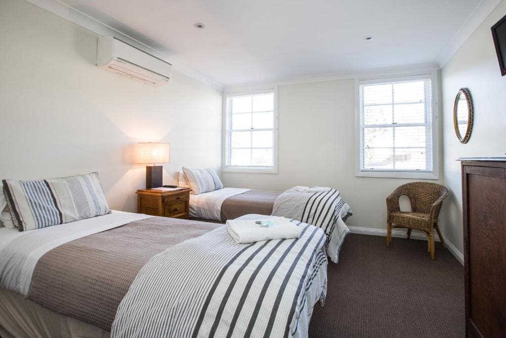 King or Twin Room with Shared Bathroom room - Image 2