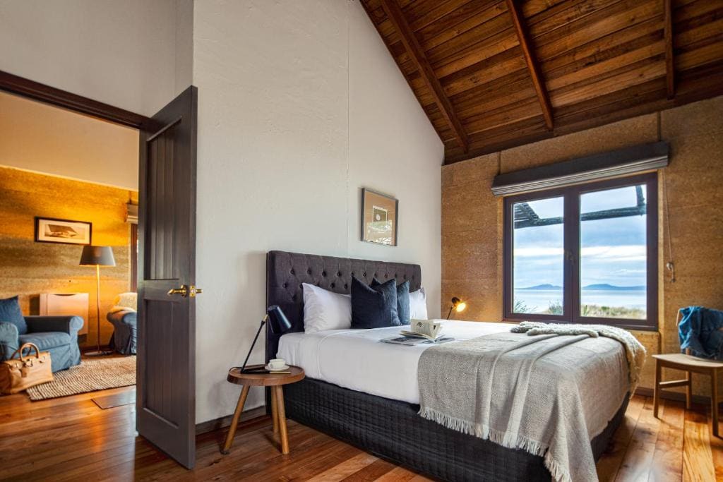 Waterfront Cottage room - Image 3