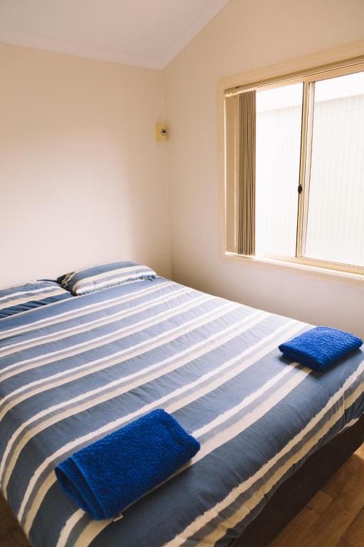 Economy Quadruple Room room - Image 2