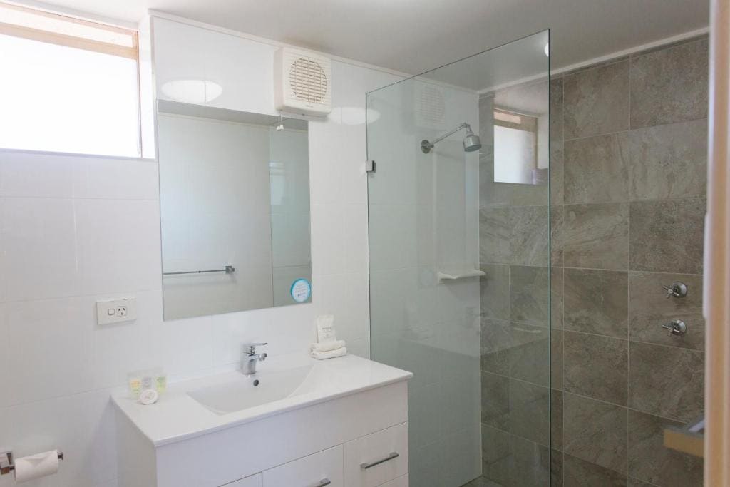 Standard Twin Room room - Image 2