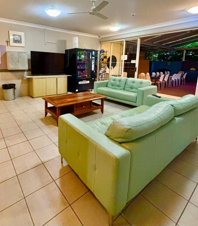 Queen Room with Shared Bathroom room - Image 3