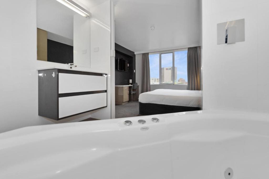 Suite with Spa Bath room - Image 2