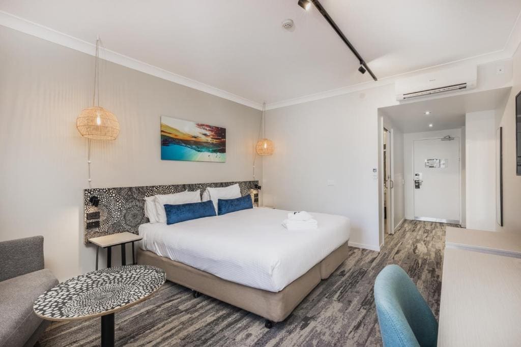 King Room with Roll-In Shower - Disability Access room - Image 2