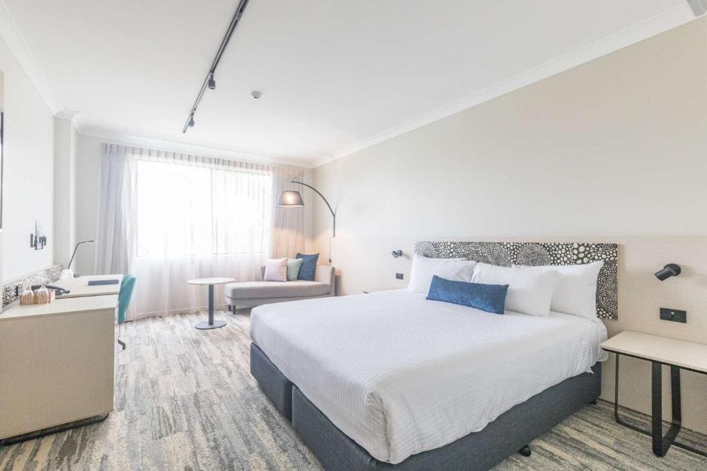 King Room with Roll-In Shower - Disability Access room - Image 1