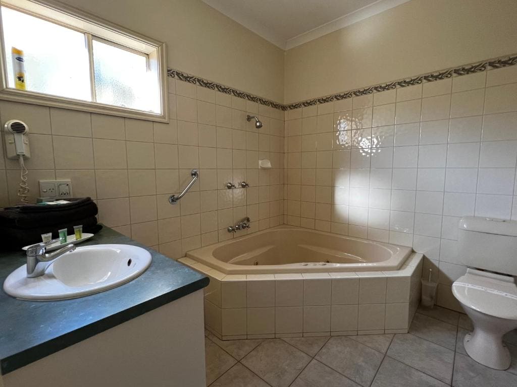 Queen Room with Spa Bath room - Image 3