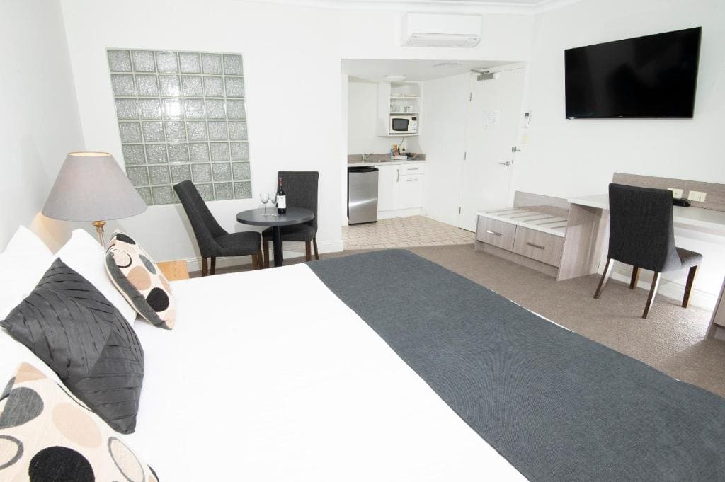 Deluxe King Spa Room room - Image 3