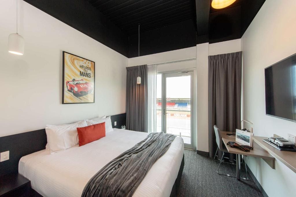 King Room with Track View room - Image 1