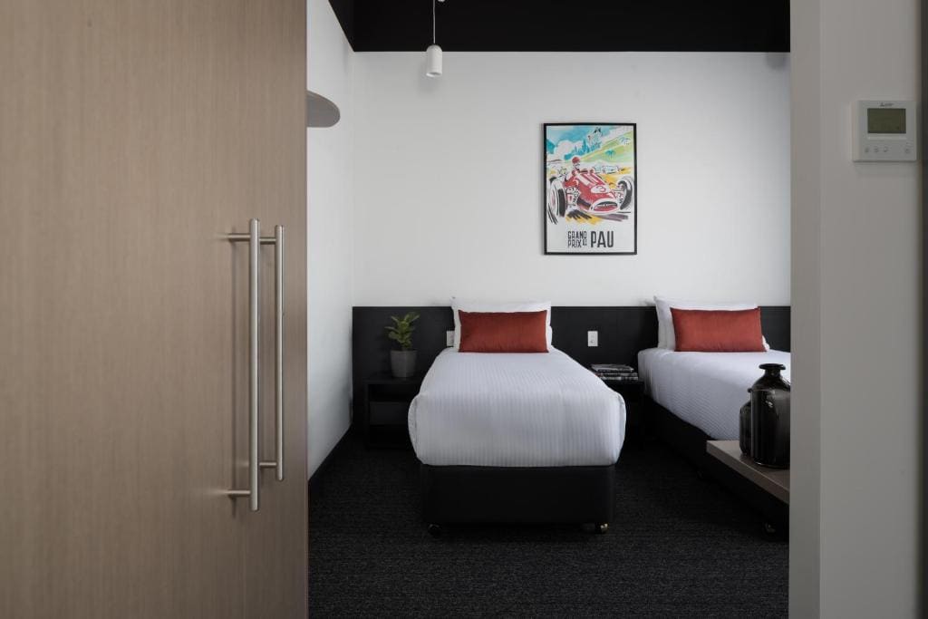 Twin Room with Paddock View room - Image 1