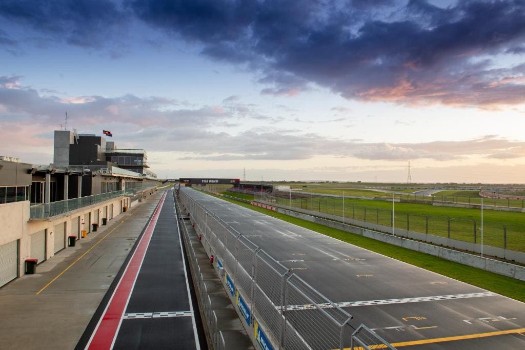 Suite with Track View room - Image 3