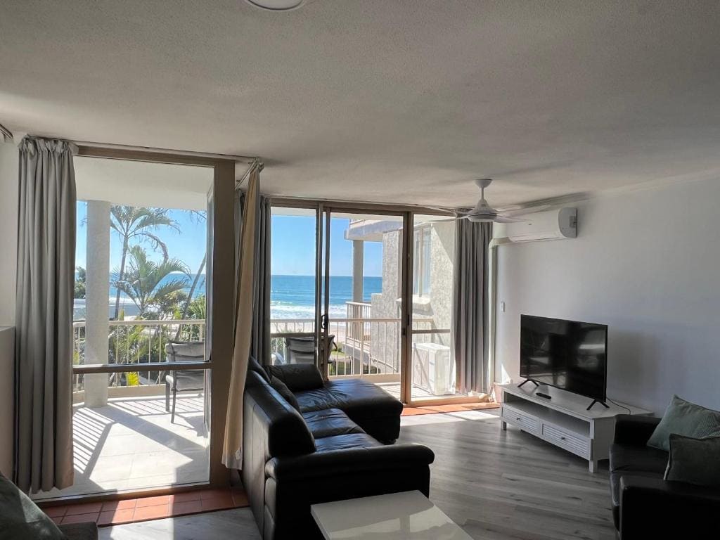 Three-Bedroom Apartment with Ocean View room - Image 1
