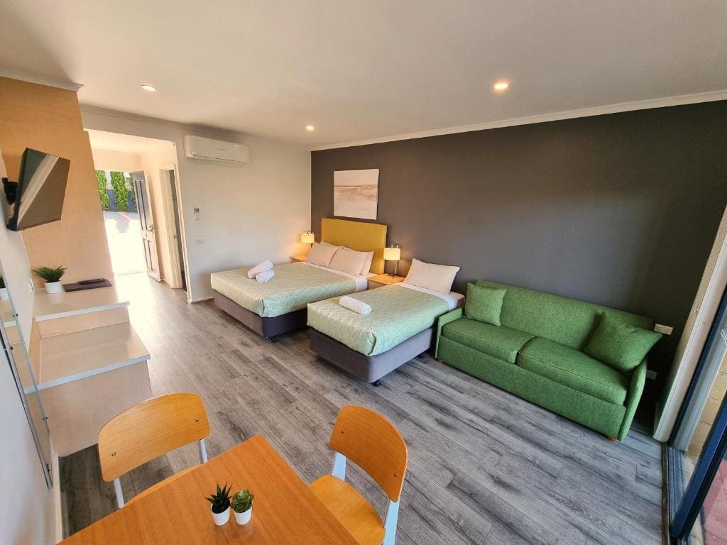Deluxe Twin Room with Patio room - Image 2