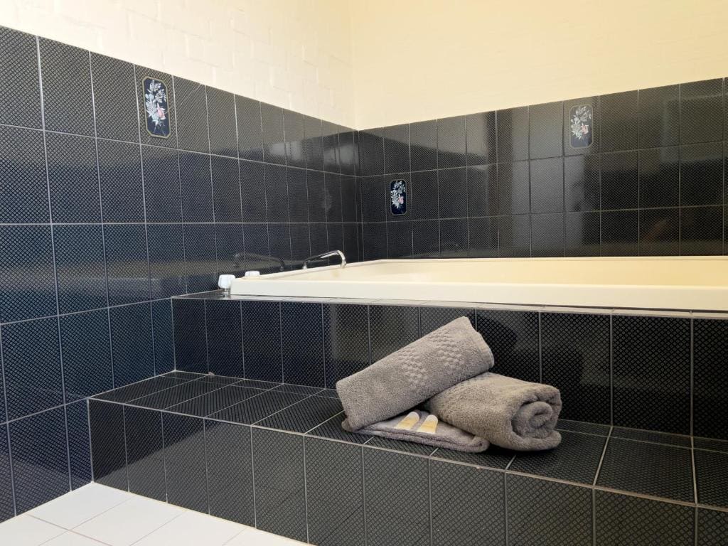 King Room with Spa Bath room - Image 2