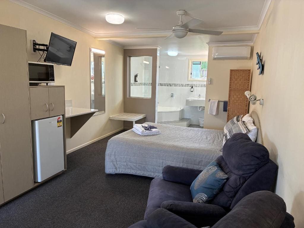 Queen Room with Spa Bath room - Image 1