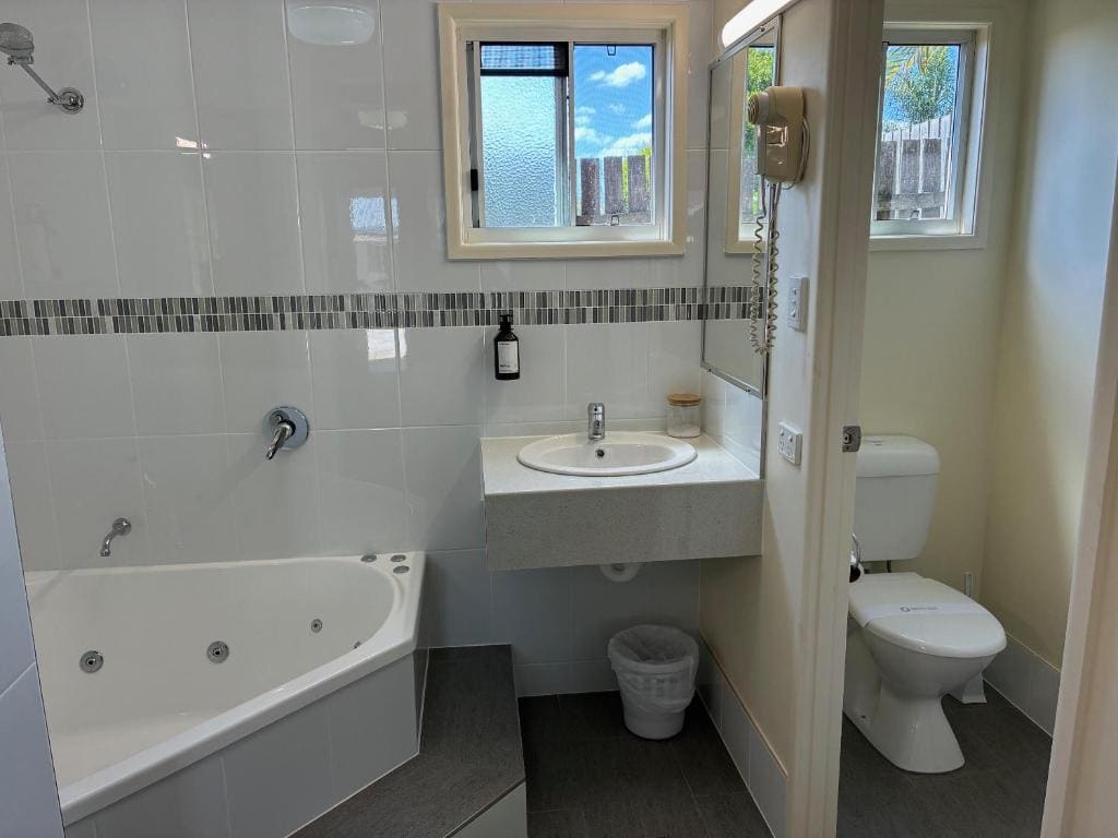 Queen Room with Spa Bath room - Image 3