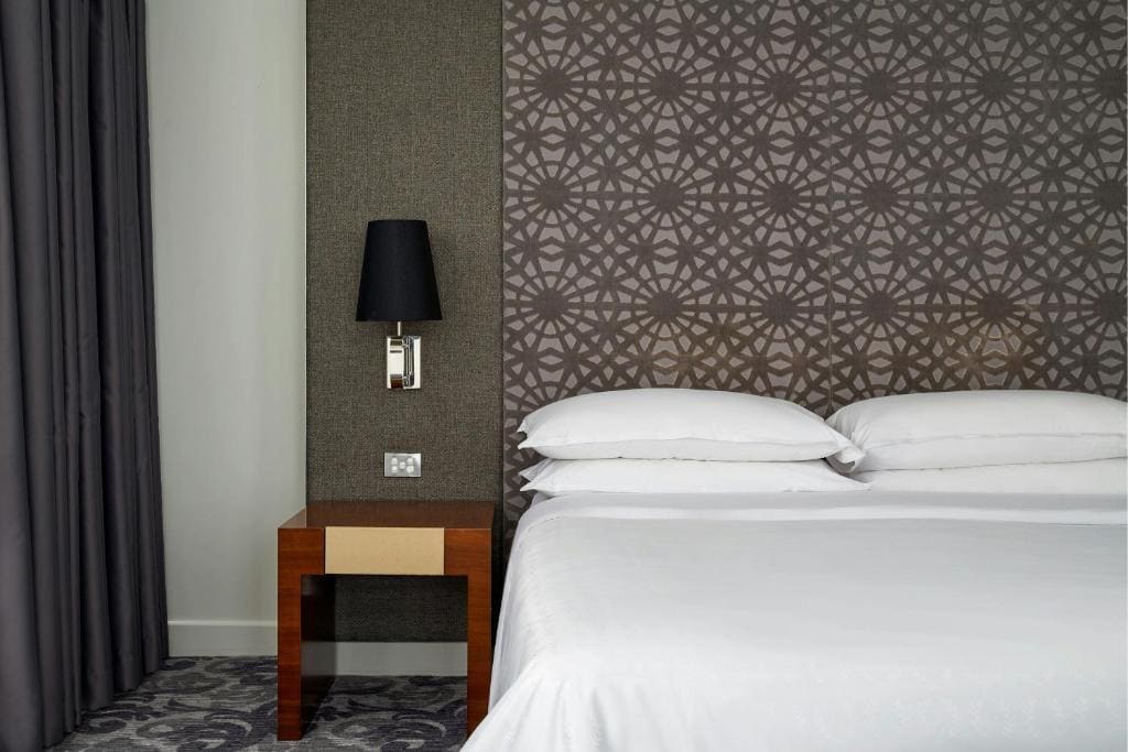 Larger Treasury One-Bedroom King Suite with Garden View room - Image 2