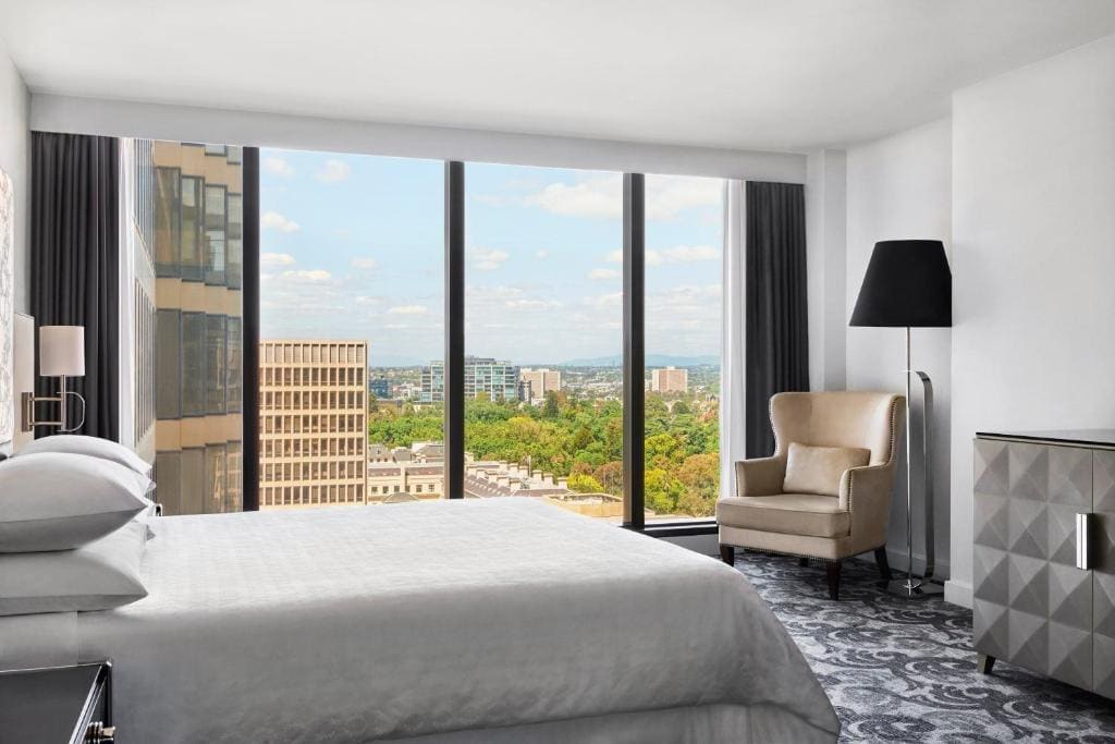 Grand Deluxe Larger King Room with Garden View - High Floor room - Image 2