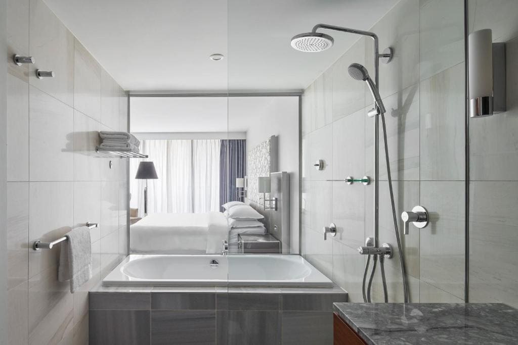 Deluxe Larger King Room with City View room - Image 2