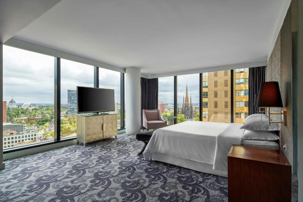Larger Treasury One-Bedroom King Suite with Garden View room - Image 1