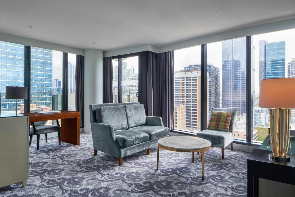 Larger Treasury One-Bedroom King Suite with Garden View room - Image 3