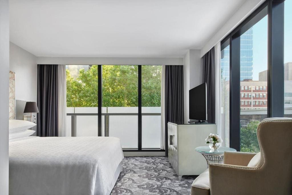 Superior King Room with City View room - Image 3