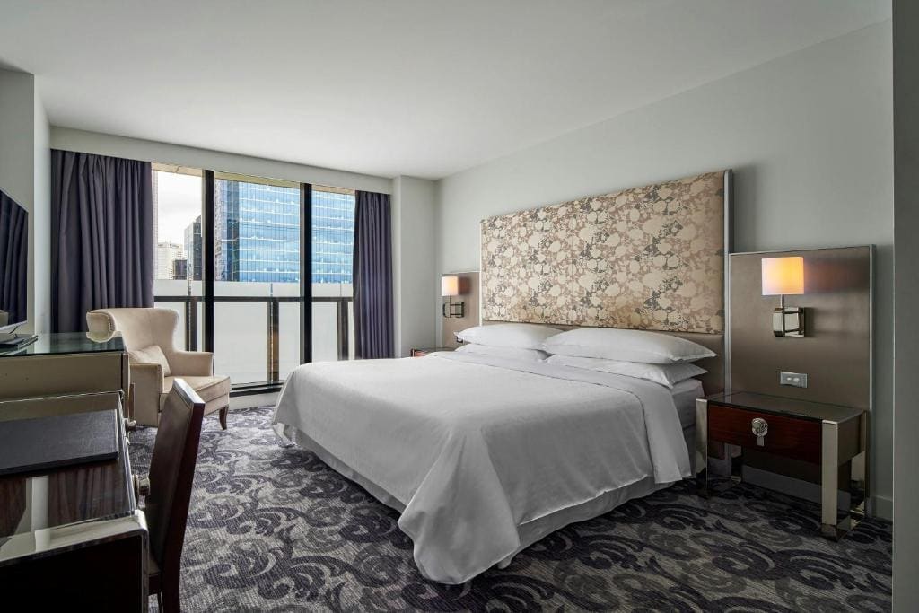 Deluxe Larger King Room with City View room - Image 1