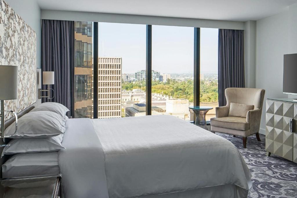 Deluxe Larger King Room with City View room - Image 3