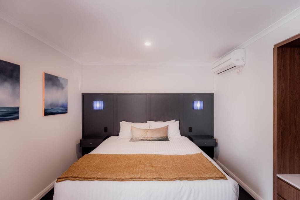 Standard Double Room with Shared Bathroom room - Image 3