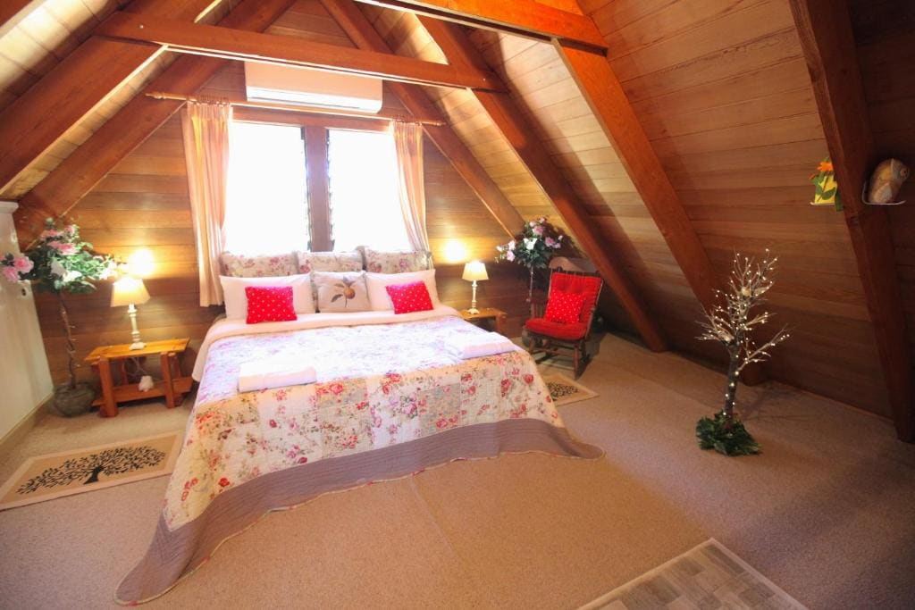 Apartment with Mountain View room - Image 3